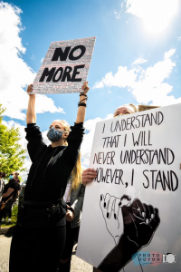Image de protestants portant les slogans No More et I Understand That I Will Never Understand However, I Stand